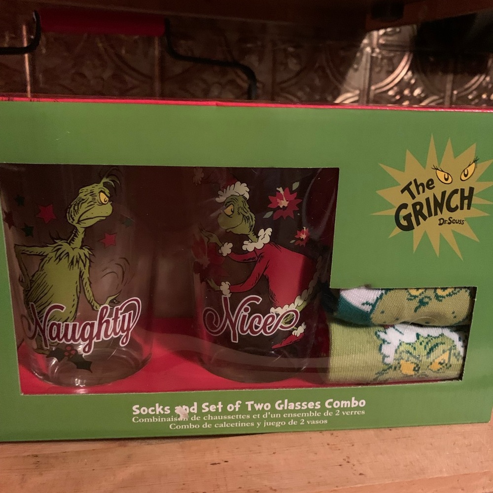 The grinch glass & sock set